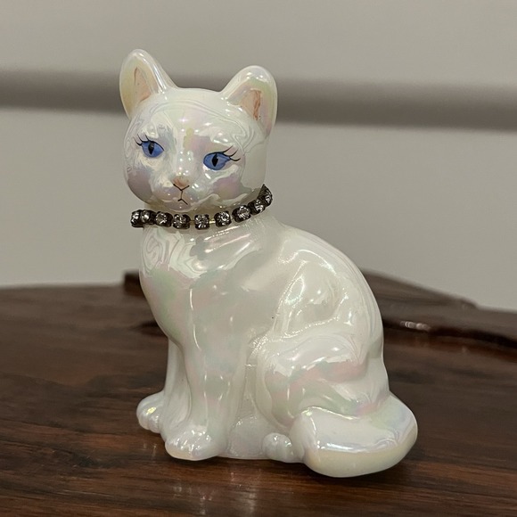 Fenton Figurine Cat Iridescent White Artist Signed By P Fieak Birthstone April - Picture 1 of 8
